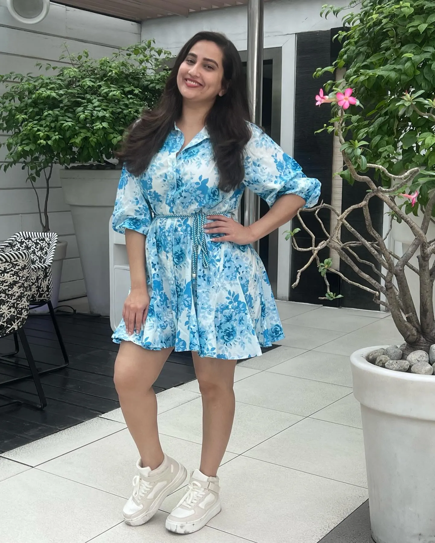 INDIAN TV ANCHOR MANJUSHA LONG LEGS SHOW IN BLUE MINI SKIRT 2